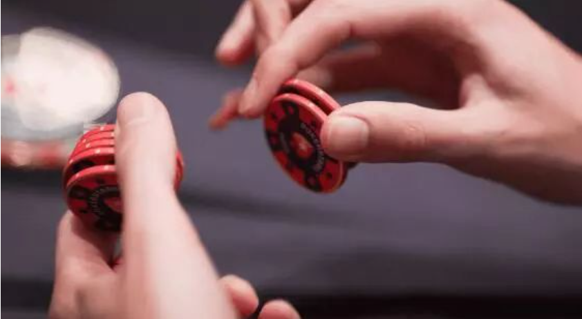 “德州扑克的魅力：提升策略思维与社交技巧”